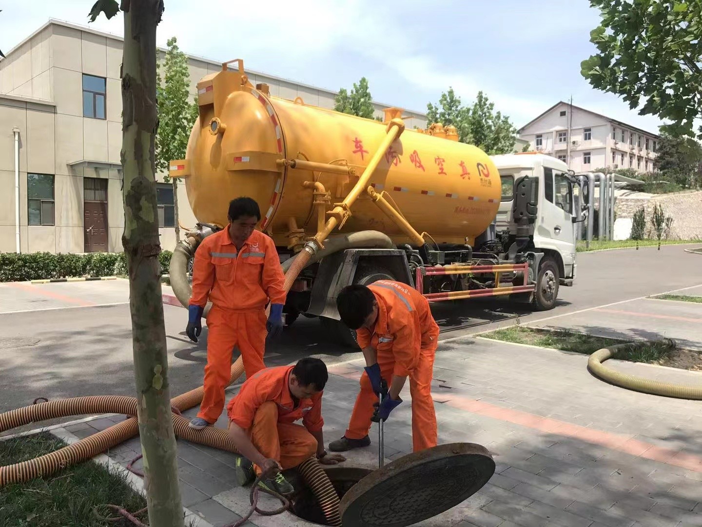 高场办事处化粪池清理与5-8吨吸粪车施工效率分析
